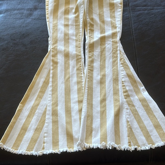 Judith March stripe bell bottom pants. Yellow and white color. New, wore it once - Picture 4 of 11